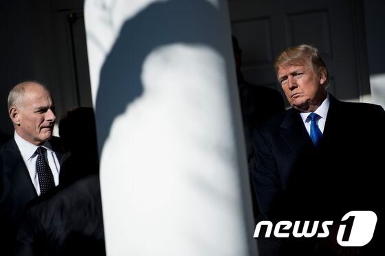 존 켈리 전 백악관 비서실장(왼쪽)과 도널드 트럼프 대통령(오른쪽). © AFP=뉴스1