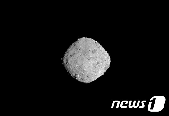 미국 나사(NASA·항공우주국)의 무인 소행성 탐사선 '오시리스 렉스'가 지난달 16일 촬영해 지구로 송신한 소행성 '베누' 사진 © AFP=뉴스1