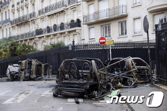 프랑스 노란조끼 집회 다음 날, 불에 탄채 도로 위에 있는 차량 © AFP=뉴스1