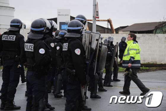 경찰과 마주보고 있는 프랑스 노란조끼 시위 참가자 © AFP=뉴스1
