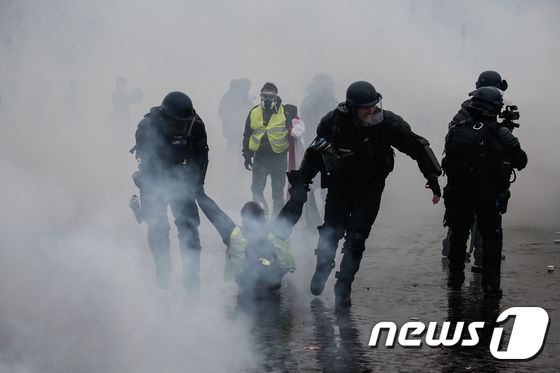 경찰에 체포되는 프랑스 노란조끼 시위 참가자 © AFP=뉴스1
