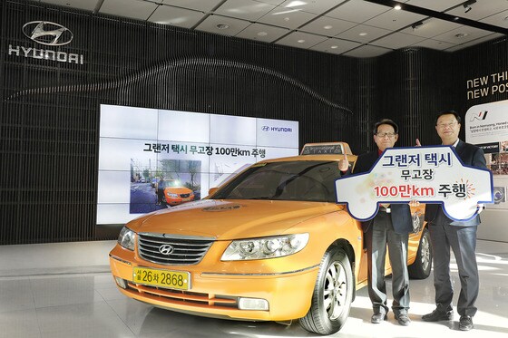 그랜저 택시로 100만㎞ 무고장 주행을 달성한 김은수 고객이 '그랜저 택시 100만km 달성 기념식'에서 기념촬영을 하고 있다. (현대차 제공) © News1