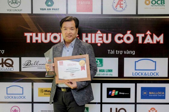 락앤락 동남아사업부문장 천해우 전무가 '2018 소비자가 신뢰하는 100대 브랜드'를 수상하고 있다.© News1