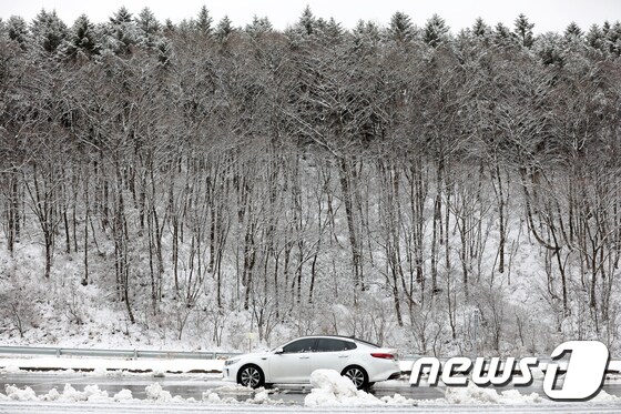 절기상 대설(大雪)을 하루 앞둔 6일 강원도 평창군 옛 영동고속도로 대관령휴게소에 눈이 내려 하얀 설경을 연출하고 있다. 2018.12.6/뉴스1 © News1 서근영 기자