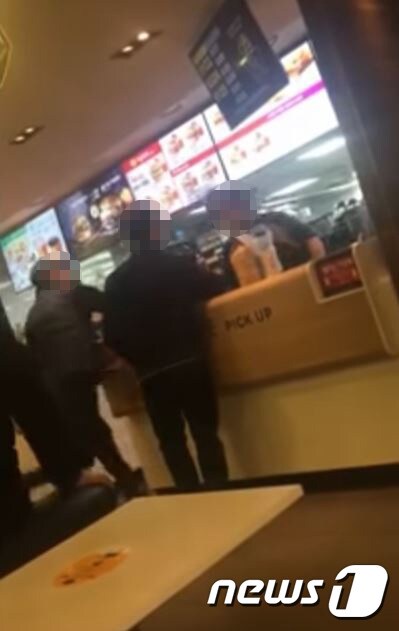 지난달 서울의 한 맥도날드 매장에서 한 중년 남성이 직원에게 햄버거를 투척하는 장면<유튜브 캡처>© News1
