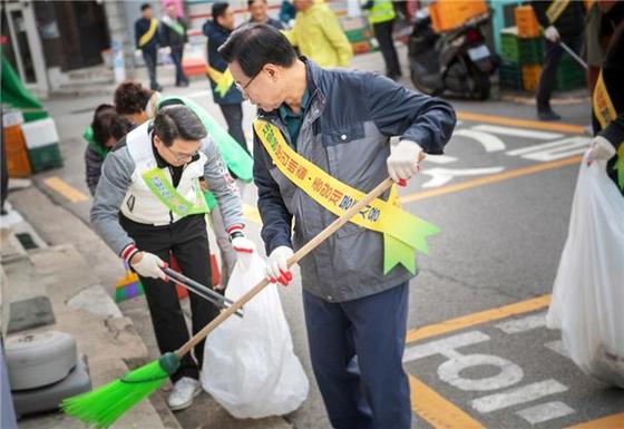 성장현 용산구청장이 주민들과 거리 청소를 하고 있다(용산구 제공).© News1