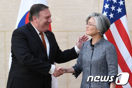 마이크 폼페이오 미국 국무장관(왼쪽)과 강경화 외교장관(오른쪽). <자료사진> © AFP=뉴스1