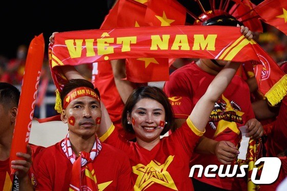 베트남의 축구 팬들이 베트남 하노이의 미딘 스타디움에서 열린 필리핀과 스즈키컵 준결승 2차전에서 응원을 펼치고 있다.  © AFP=뉴스1