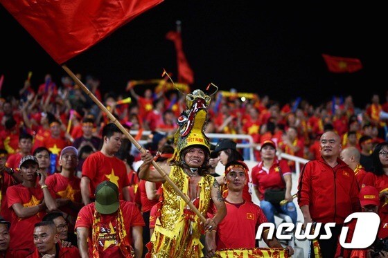 베트남의 축구 팬들이 베트남 하노이의 미딘 스타디움에서 열린 필리핀과 스즈키컵 준결승 2차전에서 응원을 펼치고 있다. © AFP=뉴스1