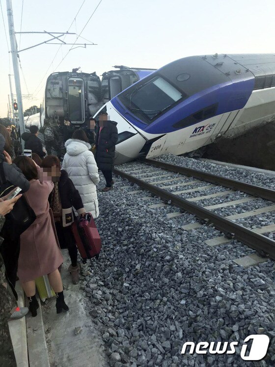선로에서 떨고 있는 승객들 . 2018.12.8/뉴스1 © News1 서근영 기자