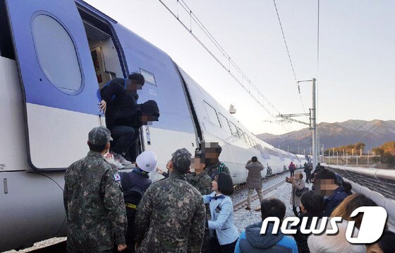 구조되는 승객들 .(독자제공)2018.12.8/뉴스1 © News1 홍성우 기자