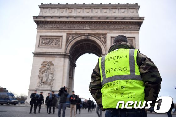 노란조끼 시위대가 8일 프랑스 파리 개선문 앞을 지나고 있다. © AFP=뉴스1 © News1 강민경 기자