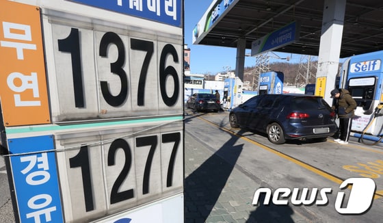 지난 9일 서울의 한 주유소에 휘발유 가격이 리터당 1,376원을 나타내고 있다. 2018.12.9/뉴스1 © News1 신웅수 기자