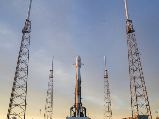 나토 통신위성 '고브샛-1'을 탑재한 스페이스X 팰컨9 로켓. (출처=스페이스X) © 뉴스1