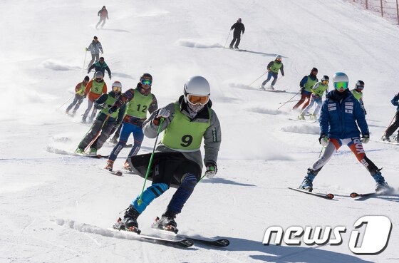 알파인스키 국가대표 상비군들과 북한 스키 선수들이 지난 2018년 2월 평창 동계올림픽을 앞두고 북한 강원도 원산 마식령스키장에서 공동훈련을 하고 있다. 2018.2.1/뉴스1 © News1 사진공동취재단