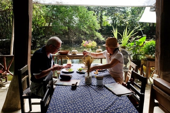 치앙마이의 한 레스토랑에서 점심을 즐기고 있는 외국인 중년 부부© News1 윤슬빈 기자
