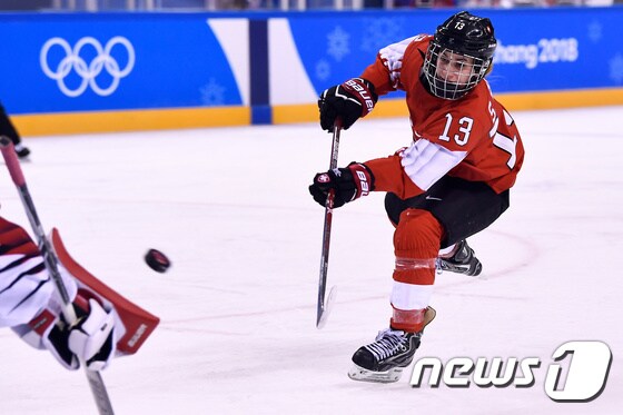 스위스 여자 아이스하키 대표팀이 스위스를 꺾고 조별예선 3연승을 거뒀다. © AFP=News1