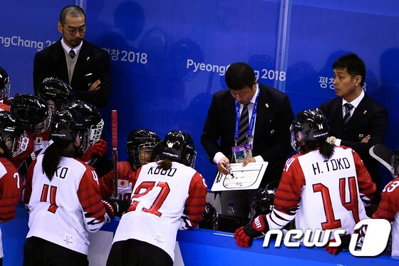 일본 아이스하키 대표팀의 다케시 야마나가 감독이 12일 스위스와의 경기에서 작전 지시를 하고 있다. . © AFP=News1