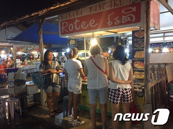 태국의 길거리 음식 중 하나인 로티를 판매하는 노점상© News1