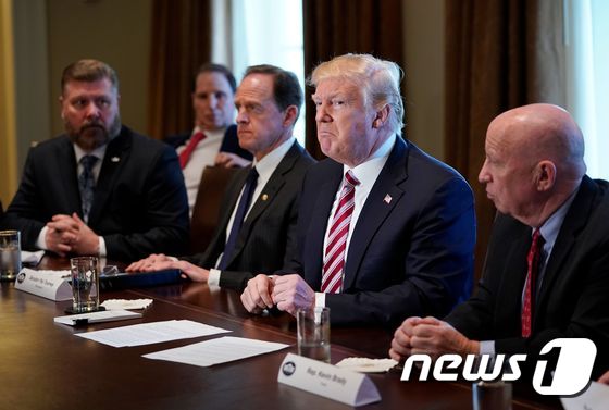 도널드 트럼프 미국 대통령이 13일(현지시간) 백악관에서 의원들을 불러 무역과 통상에 대해 논의하고 있다. © AFP=뉴스1