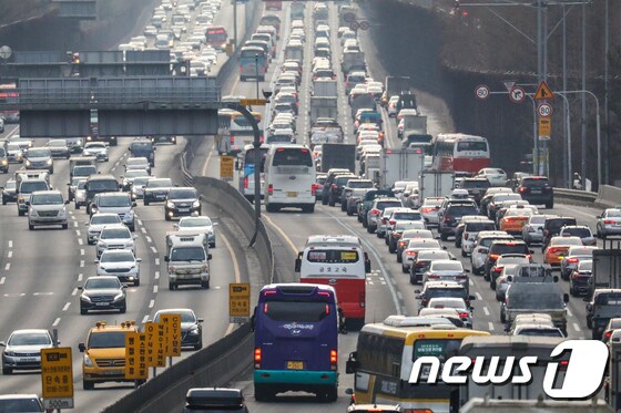 14일 오전 서울 서초구 잠원IC 부근 경부고속도로 하행선(오른쪽)이 귀성차량들로 꽉 막혀있다. 국토교통부는 