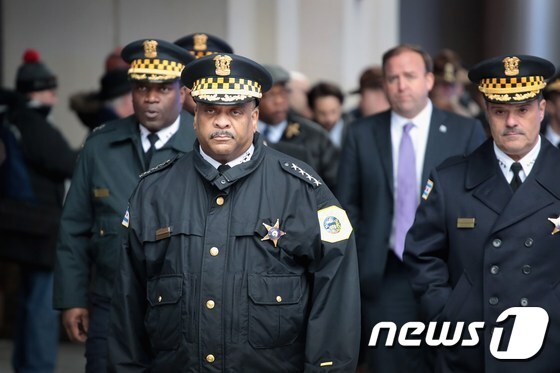 폴 바우어 사망사건 관련 기자회견을 앞둔 에디 존슨 시카고 경찰청장. © AFP=뉴스1
