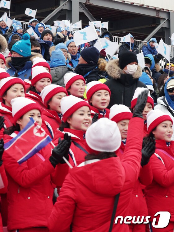 북한 응원단이 14일 정선 알파인 경기장에서 열릴 예정이던 알파인 스키 여자 회전 경기가 취소된 뒤 응원 전을 펼치고 있다. 2018.2.14/뉴스1 © News1 이재명 기자