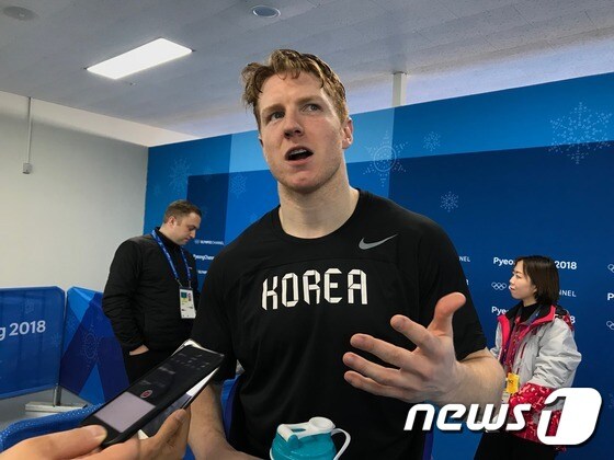 남자 아이스하키 대표팀 수비수 에릭 리건이 14일 훈련을 마친 뒤 취재진과 이야기 하고 있다. © News1