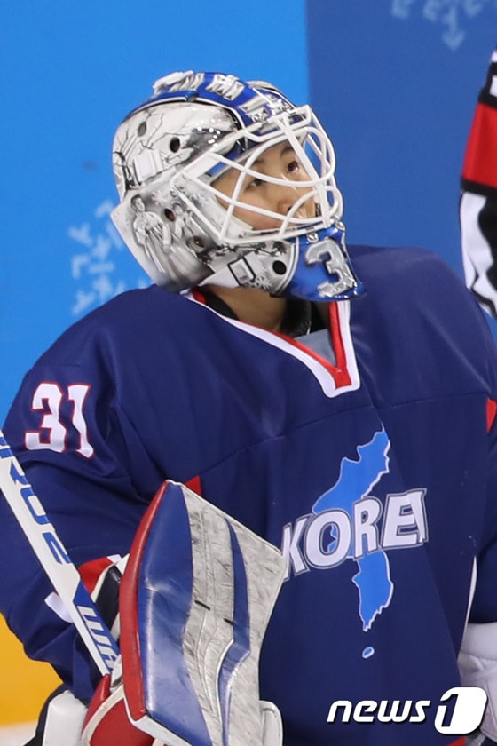 여자 아이스하키 대표팀의 골리 신소정의 헬멧에는 한복과 서울타워 등 한국을 알리기 위한 문양이 새겨져 있다. 원래는 돌아가신 아버지를 새기고 싶었으나 IOC가 반대했다. © News1