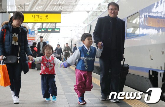 설을 이틀 앞둔 14일 오전 서울역에서 귀성객들이 고향으로 향하는 기차를 타기 위해 이동하고 있다. 2018.2.14/뉴스1 © News1 박지수 기자