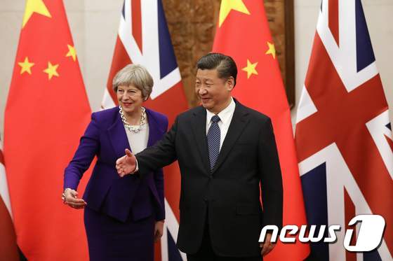 테레사 메이 영국 총리(왼쪽)와 시진핑 중국 국가 주석이 지난 1일 베이징에서 회담을 진행했다. © AFP=뉴스1