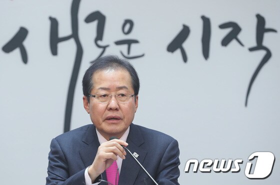 홍준표 자유한국당 대표가 지난 14일 오후 서울 여의도 당사에서 기자간담회를 갖고 있다. 2018.2.14/뉴스1 © News1 박정호 기자