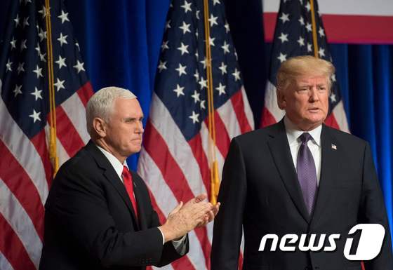 도널드 트럼프 미국 대통령(오른쪽)과 마이크 펜스 부통령. © AFP=뉴스1