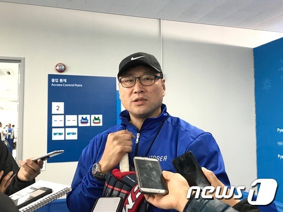 백지선 남자 아이스하키 대표팀 감독이 14일 훈련을 마친 뒤 취재진과 이야기를 하고 있다. © News1