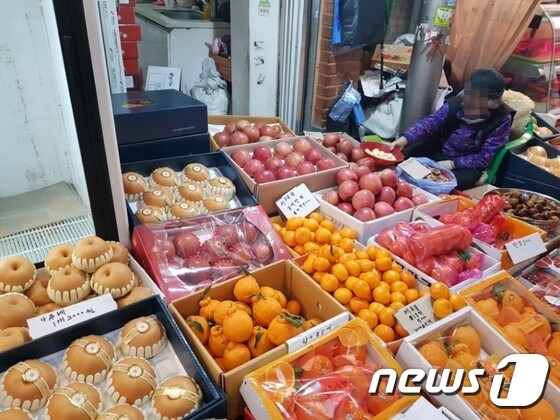 서울 통인동 T시장에서 과일을 파는 송모(85·여)씨. 송씨는 