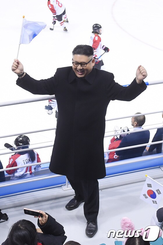 지난 평창올림픽 여자하키 남북 단일팀 경기장에 나타난 하워드 X.  2018.2.14/뉴스1 © News1 임세영 기자