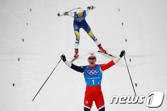 마리트 비에르옌이 17일 평창 알펜시아 크로스컨트리센터에서 열린 2018 평창동계올림픽 크로스컨트리 여자 20㎞ 계주에서 노르웨이의 4번째 주자로 나서 가장 먼저 골인하고 있다. © AFP=News1