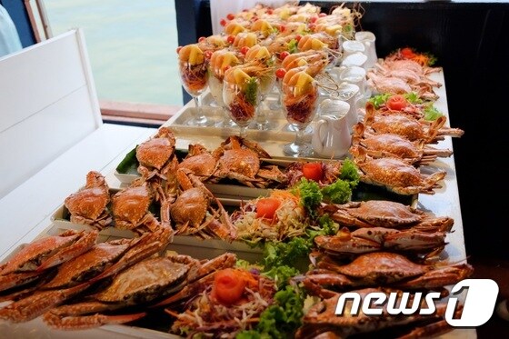 로얄 안다만 투어 패키지를 예약하면 제공되는 해산물 코스 요리© News1
