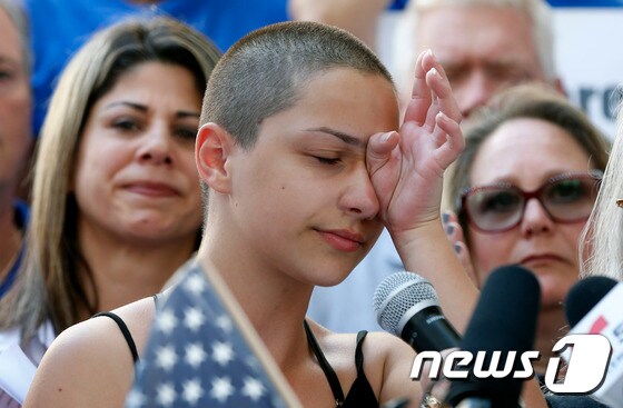 미국 플로리다주 총격 사건의 생존자인 에마 곤잘레스가 17일(현지시간) 총기규제 촉구 집회에서 연설하고 있다. © AFP=뉴스1