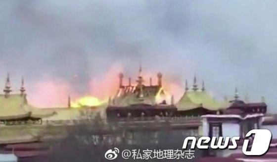 티베트의 성지이자 유네스코 세계문화유산인 조캉사원이 불길에 휩싸였다. (웨이보 갈무리) © News1