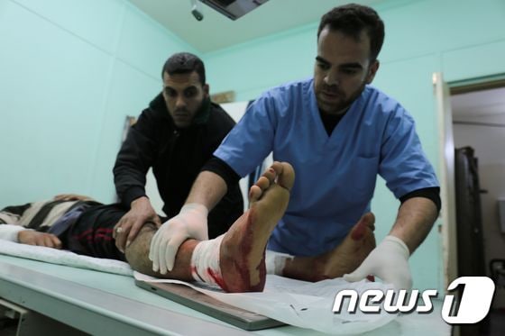 17일(현지시간) 이스라엘군 공습에 부상한 가자지구의 팔레스타인인. © AFP=뉴스1