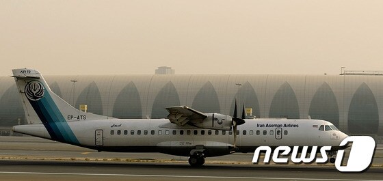 이란 아세만항공이 소유한 프랑스제 여객기 ATR-72이 두바이공항에 서 있다. © AFP=뉴스1