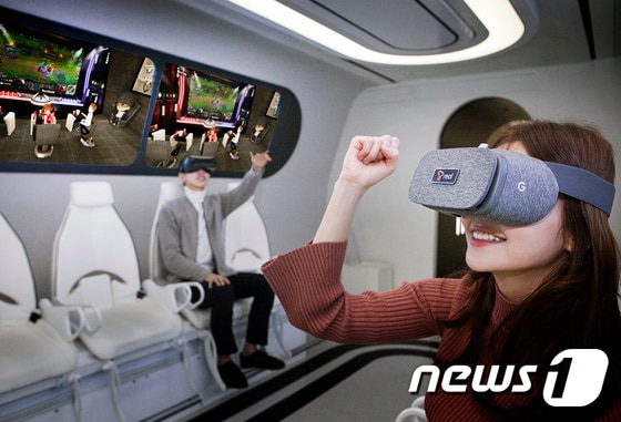 SK텔레콤은 VR 기기를 쓰고 나의 아바타로 가상 공간에 들어가, 다른 참여자들과 같은 동영상 콘텐츠를 보며 소통할 수 있는 ‘옥수수 소셜 VR’을 공개한다고 19일 전했다.  (SK텔레콤 제공) 2018.2.19/뉴스1