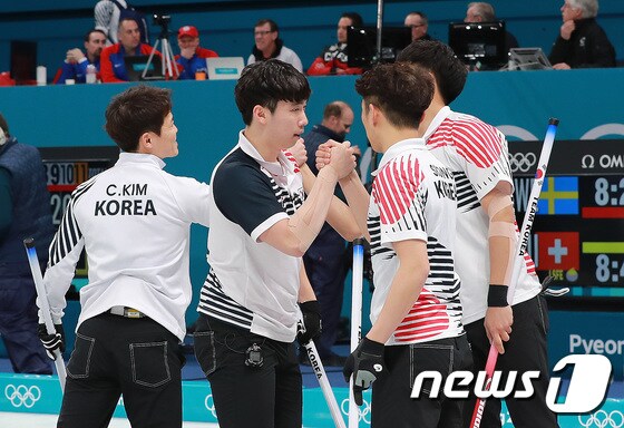 대한민국 컬링 남자 대표팀이 스위스를 꺾고 2연승을 기록했다. /뉴스1 DB © News1 임세영 기자