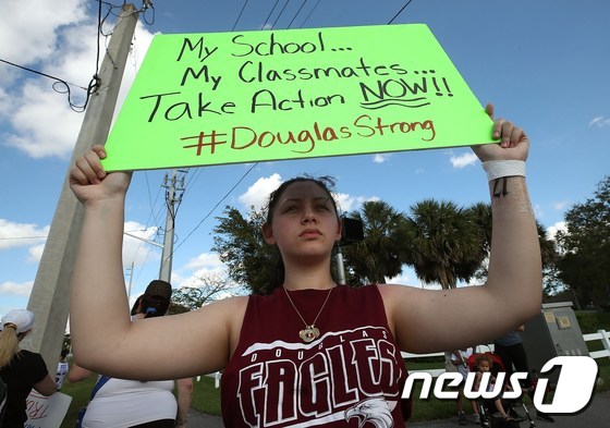 미국 플로리다주 파크랜드에서 18일(현지시간) 열린 마조리 스톤맨 더글라스 고등학교 총기난사 사건 희생자 추모 집회. © AFP=뉴스1