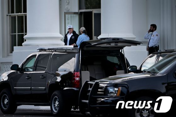 모터케이드(차량행렬)를 향해 걸어가는 도널드 트럼프 미 대통령. © AFP=뉴스1