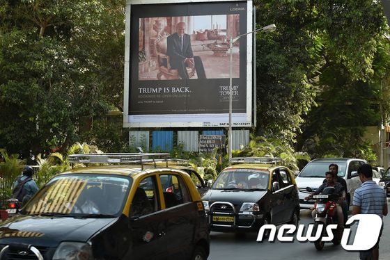 2016년 6월 인도 뭄바이 한복판에 세워진 '트럼프 타워' 광고판. © AFP=뉴스1