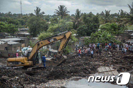19일(현지시간) 사고가 발생한 모잠비크 수도 마푸토 외곽 훌렌 지역 쓰레기장에서 수색과 구조 작업이 진행 중이다. © AFP=뉴스1