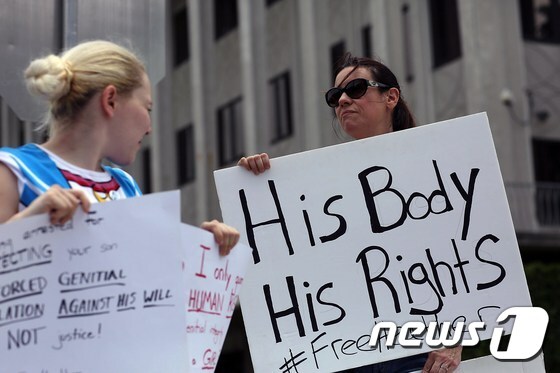 2015년 5월 미국 플로리다주 팜비치에서 학부모들이 포경수술 반대 운동을 벌이고 있다. © AFP=뉴스1