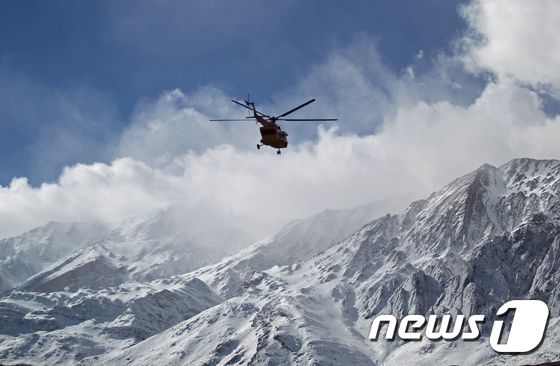 19일(현지시간) 이란 중부 자그로스 산맥을 수색하는 구조대의 모습. © AFP=뉴스1